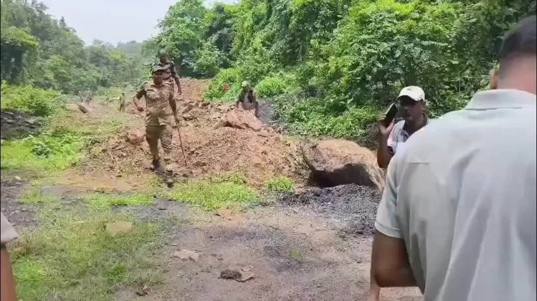 बेरमो: बेरमो में अवैध कोयला तस्करी पर प्रशासन की सख्ती, JCB मशीन से अवैध खनन मुहाने बंद
