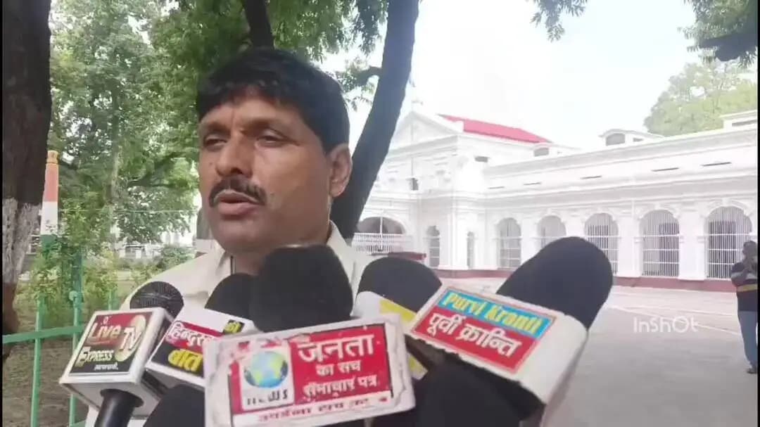 बलिया: नदौली उर्फ पियरही गांव में मुर्गी फार्म से बीमारी और दुर्गंध फैलने का आरोप, ग्रामीण ने डीएम से कार्रवाई की मांग की