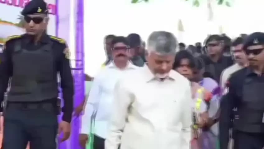 అనకాపల్లి: కె కోటపాడు చేరుకున్న ముఖ్యమంత్రి చంద్రబాబునాయుడు... ఘన స్వాగతం పలికిన తప్పేటగుళ్ల కళాకారులు