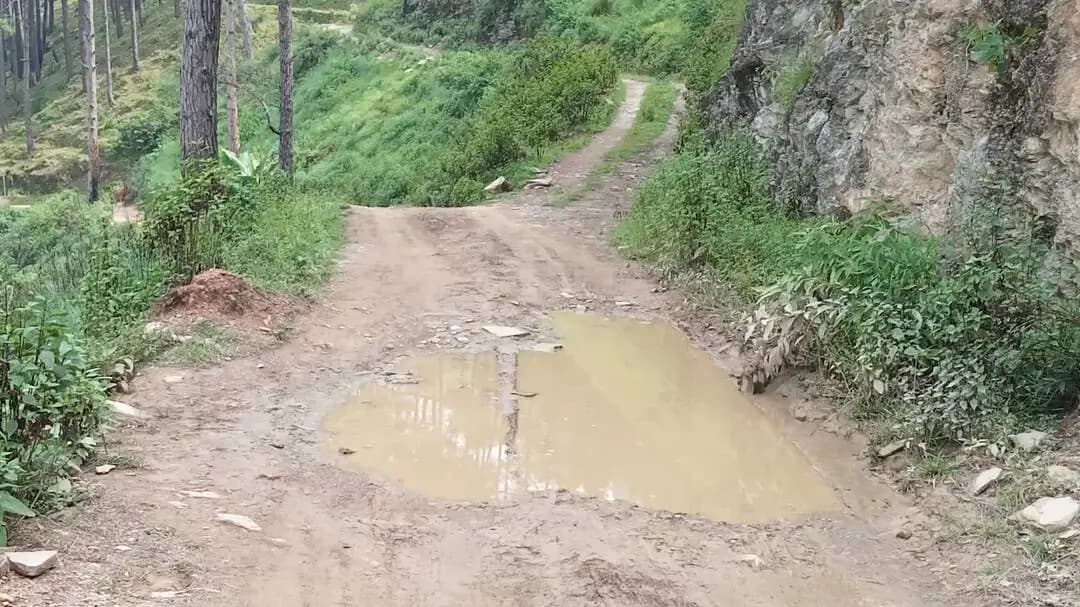 पिथौरागढ़ की खस्ताहाल सड़क से ग्रामीणों का आवागमन खतरे में