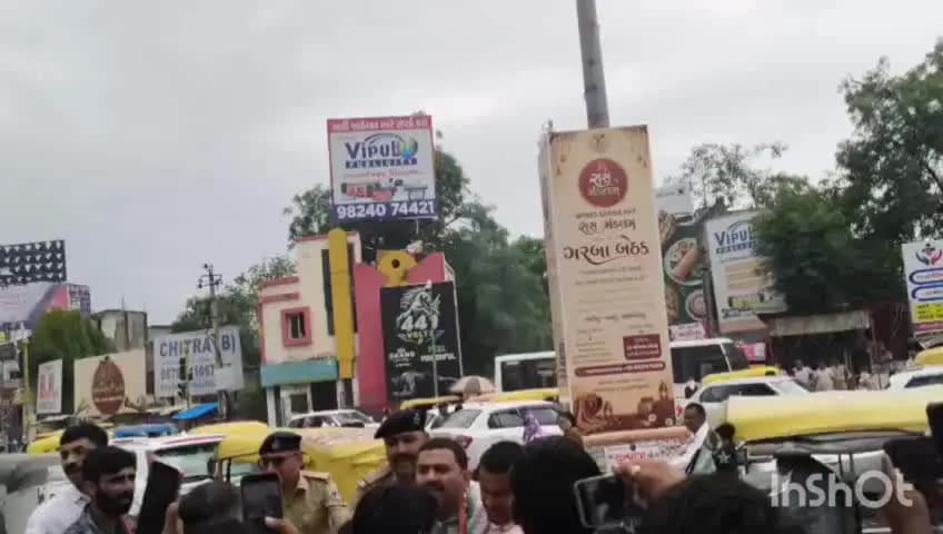 પાલનપુર શહેર: ગુરુનાનક ચોકમાં ભાવનગર લઠ્ઠાકાંડ મામલે ધરણા પર બેઠેલા કોંગ્રેસના જિલ્લા પ્રમુખ સહીત આગેવાનોની અટકાયત કરાઈ
