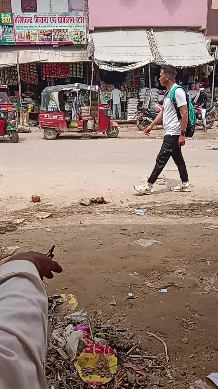 फतेहाबाद यो यो से निकलते हुए लड़का और लड़की पता नहीं कहां के हैं