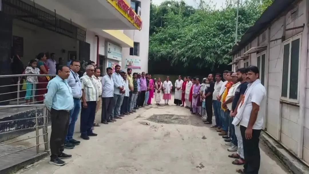 जंदाहा: इलाज के दौरान डॉक्टर शिव शंकर प्रसाद साह का निधन, स्वास्थ्य कर्मियों ने जताया शोक
