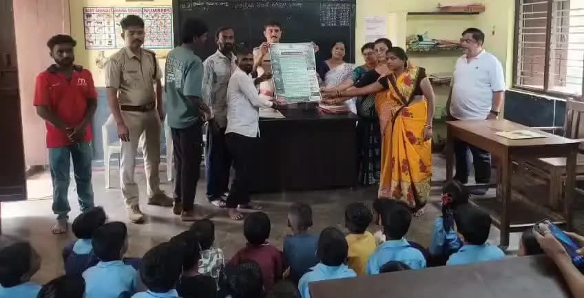 ದಾಂಡೇಲಿ: ಹಸನ್ಮಾಳದಲ್ಲಿ ಕಪ್ಪು ಚಿರತೆ ಸಂಚಾರ : ವಿದ್ಯಾರ್ಥಿಗಳು, ಗ್ರಾಮಸ್ಥರಿಗೆ ಆರ್ಎಫ್ಒ ಗುರುಪ್ರಸಾದ್ ಅವರಿಂದ ಜಾಗೃತಿ