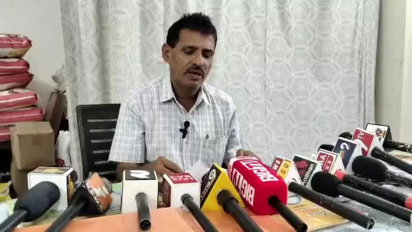 నరసన్నపేట: నరసన్నపేటలో పాఠశాల లో హెచ్ఎం ప్రసాద రావు నేను ఎవరిని వేదాంచలేదు