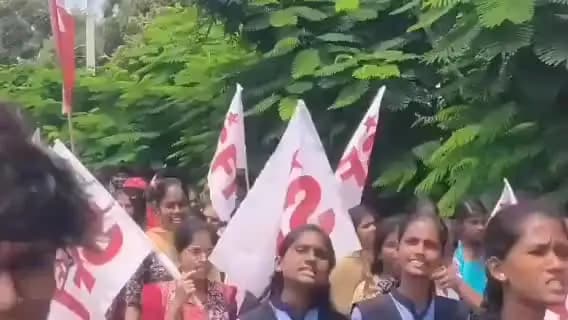 ఇబ్రహీంపట్నం: షాద్నగర్ ఆర్డిఓ కార్యాలయం ముందు పాలిటెక్నిక్ కళాశాలను శక్తి యూనివర్సిటీలో విలీనం చేయొద్దని విద్యార్థులు ధర్నా