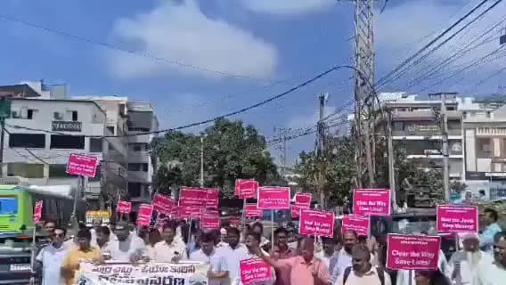 ఇబ్రహీంపట్నం: మణికొండలో రోడ్డు విస్తరణ పనులు చేపట్టాలని స్థానికులు శాంతియుత ర్యాలీ
