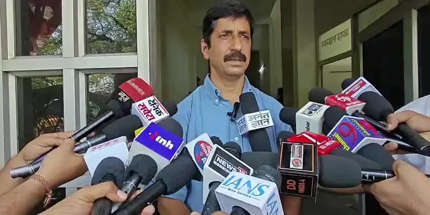 हमीरपुर: कांग्रेस पार्टी की मासिक बैठक में हुई गहन चर्चा, सुमन भारती ज़िला कांग्रेस अध्यक्ष