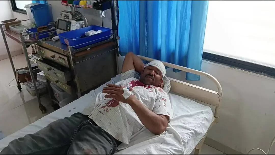 हरदा: शहर के अन्नापूरा चौक पर बच्चों के विवाद के चलते दो पक्षों में जमकर चले लाठी-डंडे