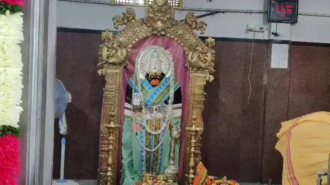 జగిత్యాల: శ్రావణమాస సందర్భంగా శ్రీ అభయాంజనేయ స్వామి దేవాలయం లో వైభవంగా వరలక్ష్మీ వ్రతాలు
విశేష సంఖ్యలో మహిళలు