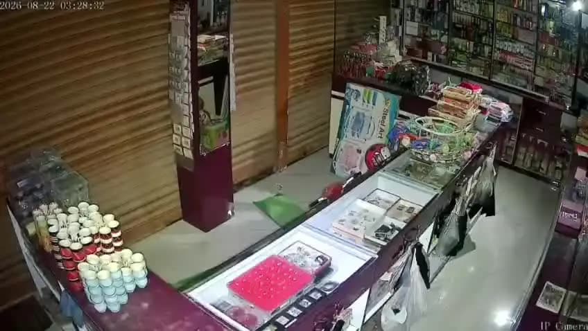 सिवनी: कान्हीवाड़ा में बेखौफ चोरों का तांडव:04 दुकानों के ताले टूटे, CCTV में कैद हुई वारदात,व्यापारियों में आक्रोश