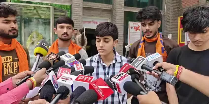 हमीरपुर: एचपीयू टेक्निकल यूनिवर्सिटी में धरने पर बैठी छात्रा नेहा ने सरकार से लगाई गुहार, कहा- जल्द मांगे माने सरकार