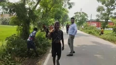 पातेपुर: त्योहारी सीजन को लेकर नगर पंचायत पातेपुर द्वारा कराई जा रही सड़क किनारे झाड़ियों की साफ सफाई, लोगों को होगी सुविधा।