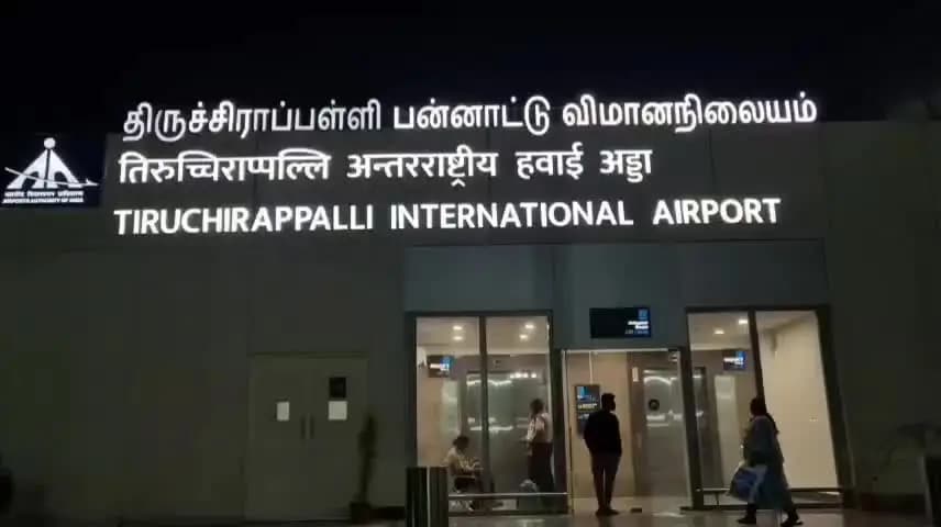 திருச்சி: சிங்கப்பூருக்குச் சென்ற விமானம் கோளாறு வானத்திலேயே வட்டமிட்டு பத்திரமாக இறங்கியதால் விமான நிலையத்தில் பரபரப்பு