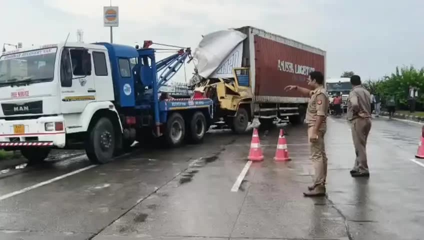 राजातालाब: भिखारीपुर में दो ट्रकों की भीषण टक्कर, चालक की हालत गंभीर, दो घंटे तक लगा जाम