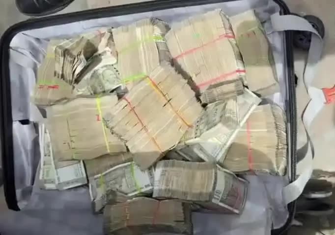 ಬೆಂಗಳೂರು ದಕ್ಷಿಣ: ತಮಿಳುನಾಡಿನತ್ತ ಕಾರಿನಲ್ಲಿ ಸಾಗಿಸುತ್ತಿದ್ದ ದಾಖಲೆಯಿಲ್ಲದ ₹10.3 ಕೋಟಿ ಜಪ್ತಿ ಮಾಡಿದ ಎಲೆಕ್ಟ್ರಾನಿಕ್ ಠಾಣೆ ಪೊಲೀಸರು