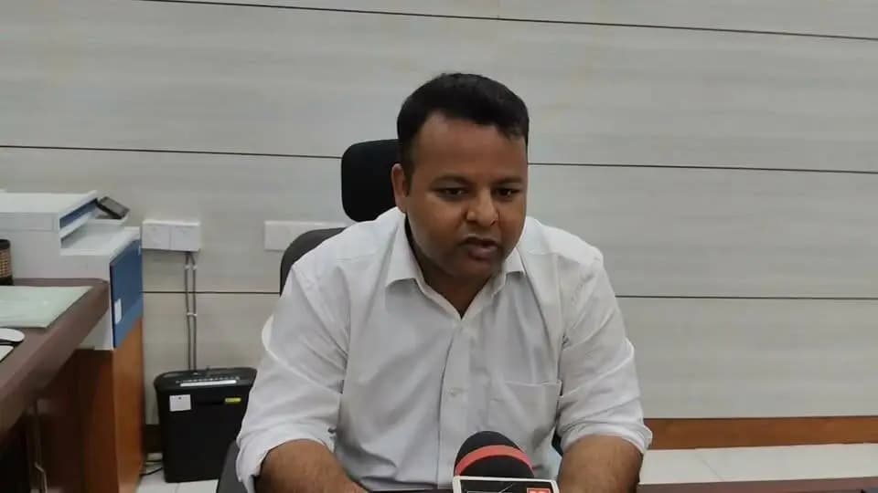 राजकीय कन्या मध्य विद्यालय, कुचायकोट, गोपालगंज की शिक्षिका पुष्पा प्रसाद को उनके उल्लेखनीय एवं नवाचारी शैक्षणिक योगदान के लिए राष्ट्रीय स्तर पर राष्ट्रपति महोदया के हाथों सम्मानित किया जाएगा।
जिला पदाधिकारी श्री समीर सौरभ द्वारा दिया गया बधाई।