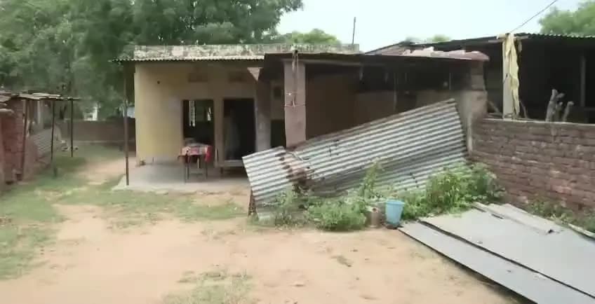 स्कूल तबेले में..और नेतागण बुलेट प्रूफ जैकेट में ..😳
ये वीडियो एक स्कूल का नहीं, पूरे देश की शिक्षा व्यवस्था दर्शाता है