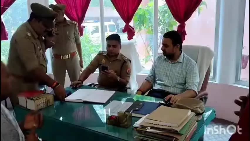 गाज़ीपुर: करंडा थाना समाधान दिवस में DM-SP का सख्त संदेश, फरियादियों की शिकायतों पर मौके पर पहुंचकर निष्पक्ष व समयबद्ध कार्रवाई