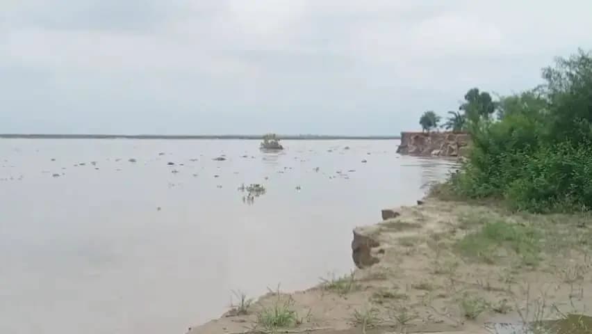 बांसडीह: बांसडीह तहसील क्षेत्र में सरयू नदी का जल बढ़ने से लोगों में दहशत, चांदपुर हेड पर जल स्तर 58.56 मीटर दर्ज किया गया