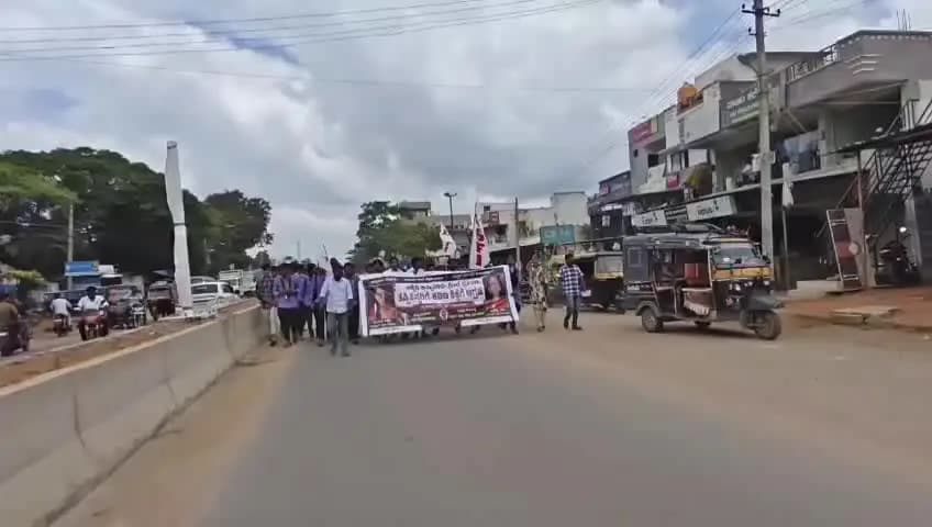 ದೇವದುರ್ಗ: ಮಹಿಳೆಯರ ಸುರಕ್ಷತೆಗೆ ಕಟ್ಟುನಿಟ್ಟಿನ ಸರ್ಕಾರ ಕ್ರಮ ಕೈಗೊಳ್ಳಲು ಒತ್ತಾಯಿಸಿ ದೇವದುರ್ಗದಲ್ಲಿ ವಿದ್ಯಾರ್ಥಿಗಳಿಂದ ಪ್ರತಿಭಟನೆ