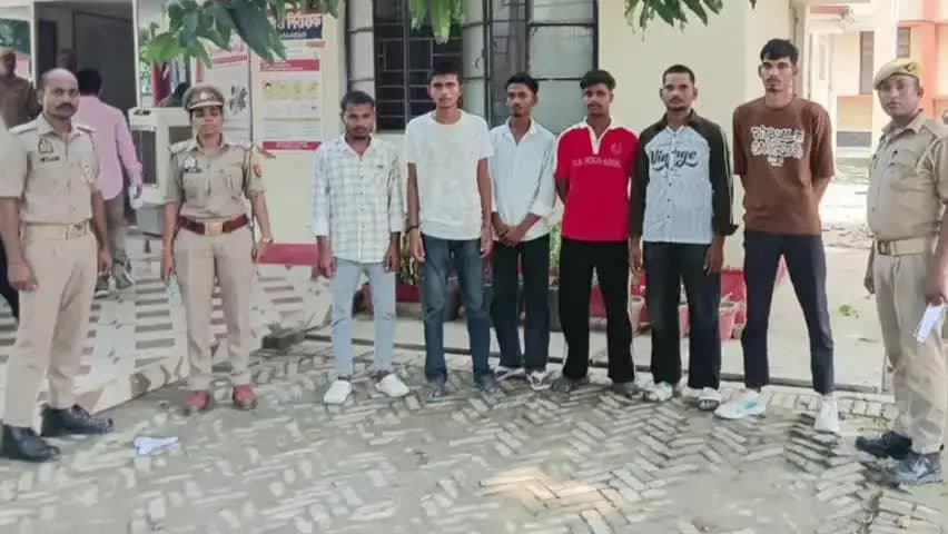 मुहम्मदाबाद गोहना: रानीपुर थाने की पुलिस ने स्कूल और कॉलेजों के बाहर घूम रहे मनचलों को हिरासत में लिया, संबंधित धाराओं में किया चालान