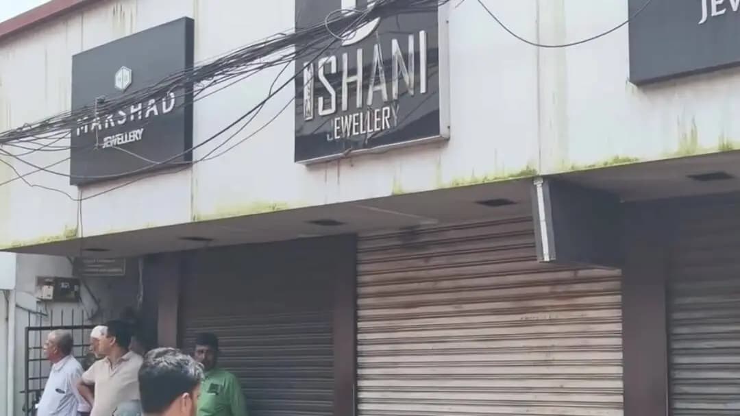 കോഴിക്കോട്: കമ്മത്ത് ലൈനിലെ സ്വർണ്ണ കട തട്ടിപ്പ്; വ്യാപാരികൾ കടകൾ അടച്ച് പ്രതിഷേധിച്ചു