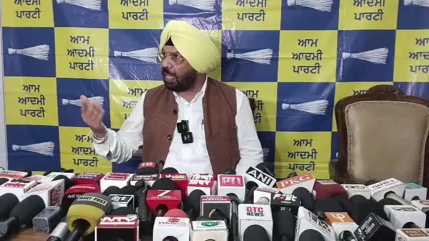 ਅੰਮ੍ਰਿਤਸਰ 2: PWD ਵਿਖੇ ਕੈਬਿਨਟ ਮੰਤਰੀ ਹਰਭਜਨ ਸਿੰਘ ETO ਨੇ ਕੀਤੀ ਪ੍ਰੈੱਸ ਵਾਰਤਾ ਅਕਾਲੀ ਆਗੂ ਬਿਕਰਮ ਮਜੀਠੀਆ ਤੇ ਸਾਧਿਆ ਨਿਸ਼ਾਨਾ