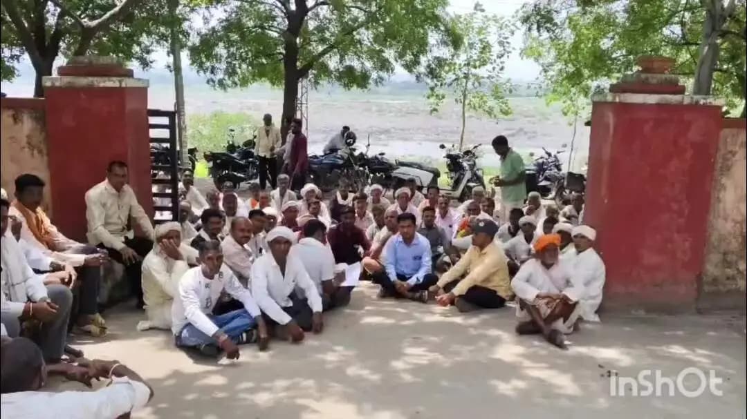 पीपलखूंट: पीपलखूंट थाने के बाहर अध्यापक पर हमले के मामले में न्याय की मांग को लेकर धरना शुरू