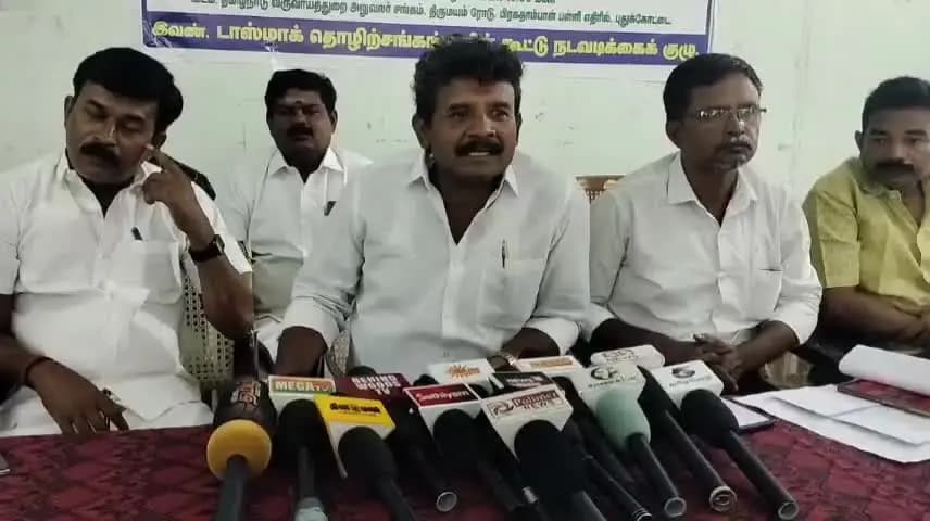 புதுக்கோட்டை: தமிழகம் முழுவதும் 24,000 டாஸ்மார்க் ஊழியர்கள் ஆர்ப்பாட்டத்தில் ஈடுபட உள்ளனர் வருவாய் துறை சங்க கட்டிடத்தில் மாவட்ட செயலாளர் ரவிக்குமார் பேட்டி