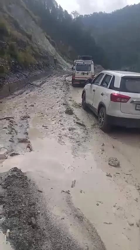 जोशियाड़ा: नेताला के पास गंगोत्री हाईवे पर मलबा हटाने के बाद यातायात बहाल