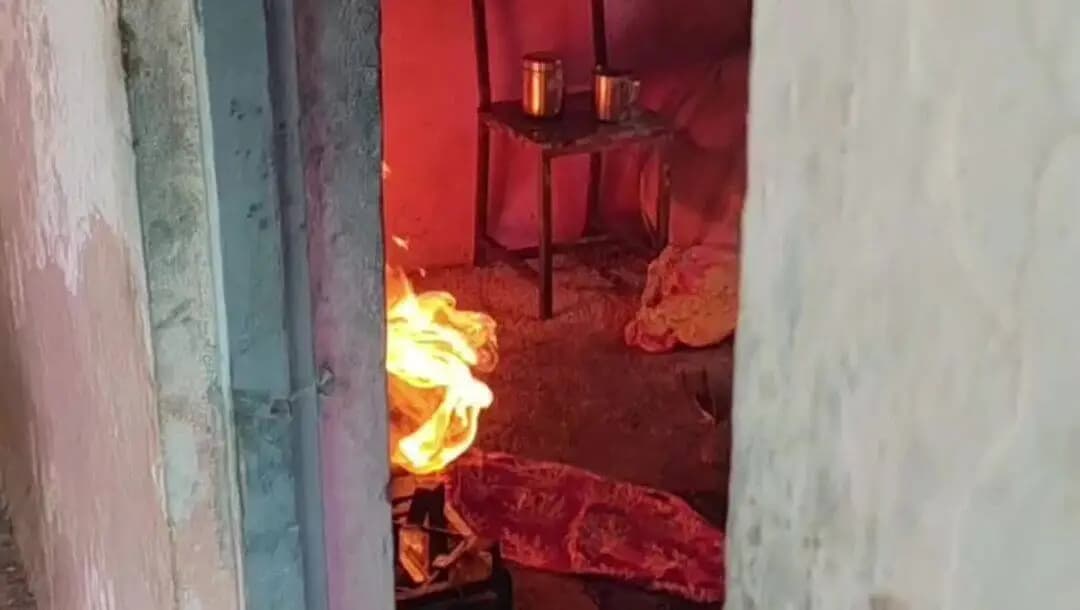 हरदा: प्राथमिक शाला खुदिया में आग के बीच पहुंचे टिमरनी विधायक, गैस सिलेंडर बाहर निकाल टाला बड़ा हादसा