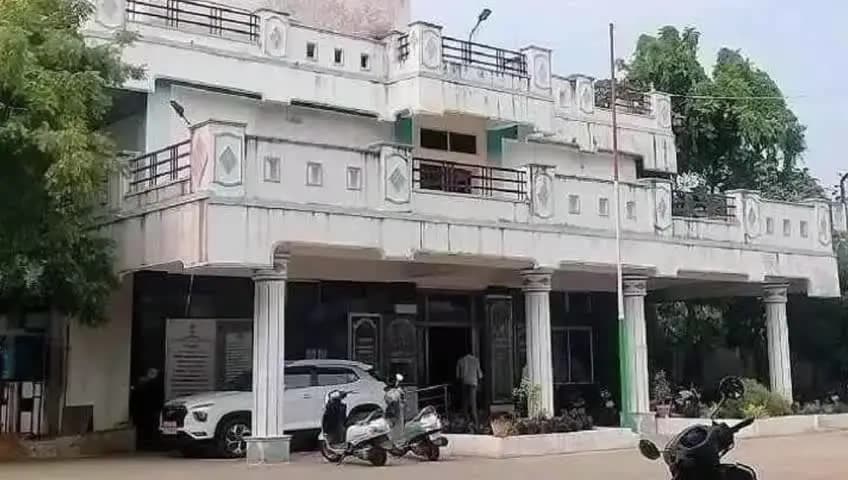 మాచెర్ల: వినుకొండలో ఏసీబీ అధికారినంటూ అధికారులకు ఫోన్లు చేసి బెదిరింపులు