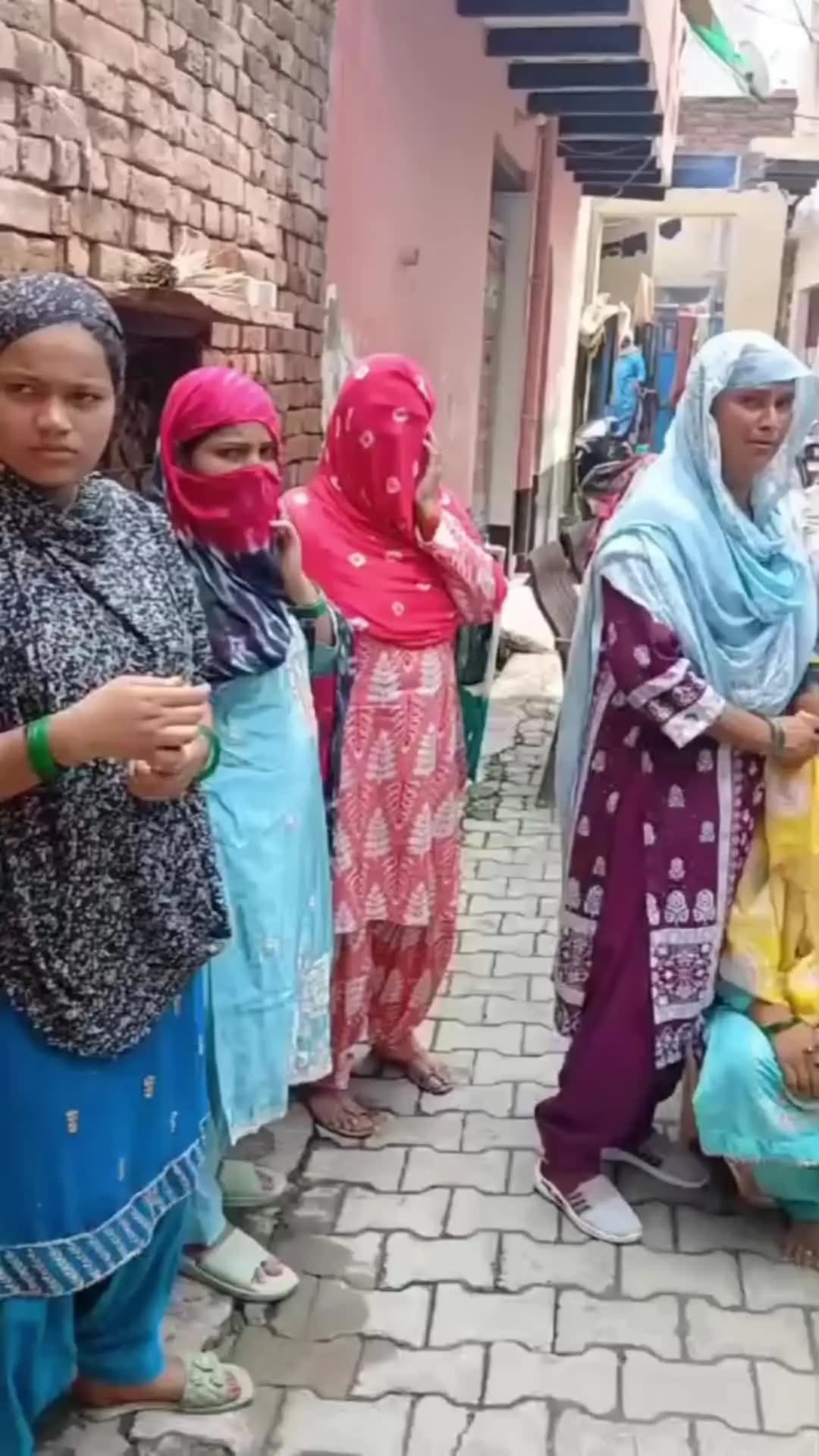 फरीदाबाद के प्रहलादपुर गांव में लगी भीषण आग, घर में रखा सब कुछ जलकर हुआ राख।