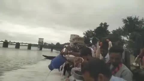 तिल्दा: तिल्दा नेवरा में दूध देने वाले यादवों ने किया हड़ताल, हजारों लीटर दूध नदी में बहाया गया