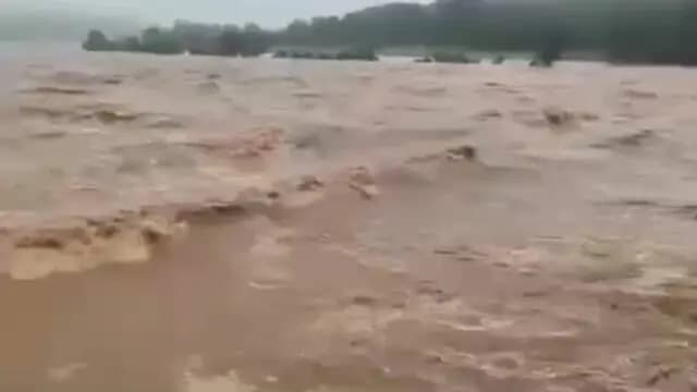 गोपद बनास: जिले में तेज बारिश की वजह से बनास नदी उफान पर करना पड़ रहा है परेशानियों का सामना