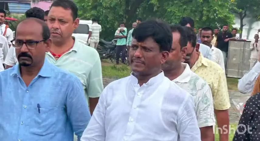 बाघमारा/कतरास: बाघमारा के बेहराकुदर में स्व. प्रमेन्द्र सिंह मेमोरियल फुटबॉल टूर्नामेंट का भव्य उद्घाटन पहुंचे स्थानीय विधायक।