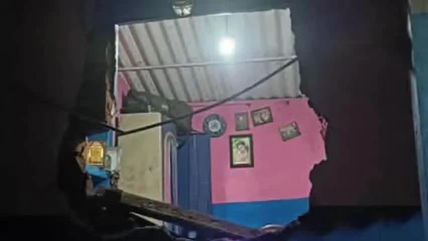 கூடலூர்: கூடலூர் 4ம் நம்பர் பகுதியில் குடியிருப்பு பகுதிக்குள் புகுந்து வீட்டை சேதப்படுத்திய காட்டு யானை