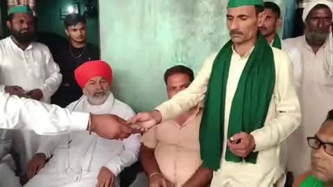 जानसठ: जानसठ क्षेत्र के गांव दाहखेड़ी में मृतक नूर मोहम्मद के आवास पर पहुंचे किसान नेता राकेश टिकैत, आर्थिक मदद की