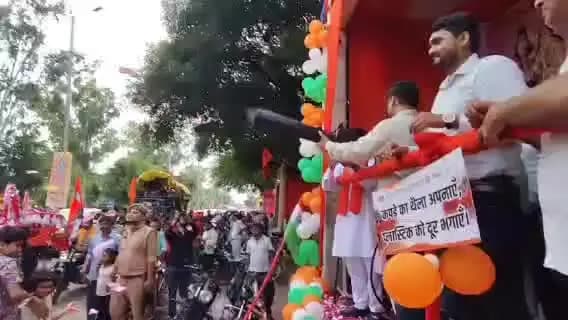 मुरादाबाद: नगर निगम द्वारा भंडारे का आयोजन किया गया, साथ ही शिव भक्तों पर की गई फुल वर्षा