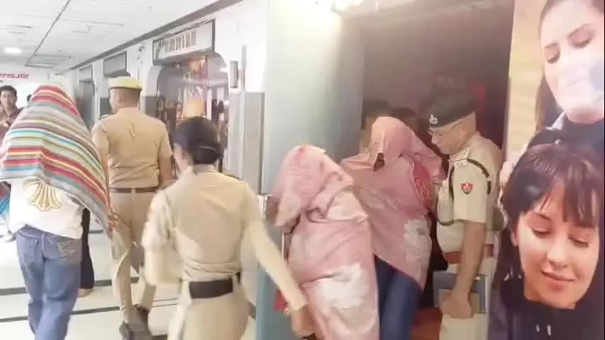 फरीदाबाद: फरीदाबाद पुलिस ने स्पा सेंटर पर की छापेमारी, एक युवक समेत 5 युवतियां गिरफ्तार