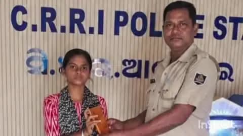 କଟକ ସଦର: ସିଆରଆରଆଇ ଥାନା ଅଧୀନରେ ହଜିଥିବା ଦୁଇଟି ମୋବାଇଲ ଫୋନ ଉଦ୍ଧାର କରି ତାର ପ୍ରକୃତ ମାଲିକଙ୍କୁ ଫେରେଇଲା ପୋଲିସ