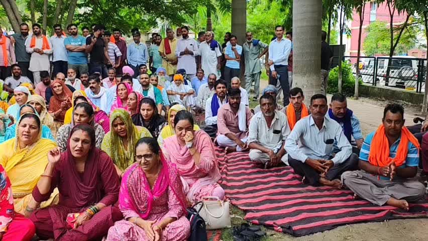 ऊना: डीसी कार्यालय परिसर में धारा 163 लागू, ग्रामीणों ने एमसी पार्क ऊना में किया धरना