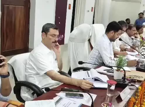 किशनगंज: किशनगंज सांसद की अध्यक्षता में जिला परिषद के मेची सभागार में जिला विकास समन्वय और निगरानी समिति की समीक्षा बैठक हुई
