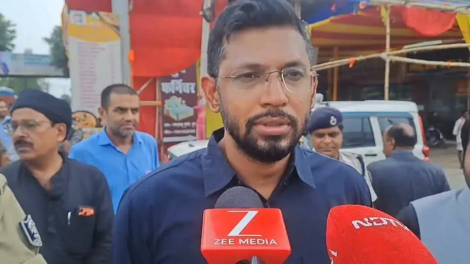 चतुर्थ सोमवारी की तैयारियों को लेकर प्रशासन अलर्ट
श्रावणी मेला 2026 के अवसर पर चतुर्थ सोमवारी की तैयारियों एवं श्रद्धालुओं की सुविधा और सुरक्षा व्यवस्था का जायजा लेने हेतु जिलाधिकारी, मुजफ्फरपुर श्री कुमार गौरव एवं वरीय पुलिस अधीक्षक श्री कांतेश कुमार मिश्र ने अधिकारियों की टीम के साथ रामदयालु से बाबा गरीबनाथ धाम तक के मार्ग का निरीक्षण किया।
इस अवसर पर मीडिया प्रतिनिधियों से बात करते जिलाधिकारी मुजफ्फरपुर श्री कुमार गौरव
#ShravaniMela2026 #ChaturthSomwari #BabaGaribnathDham #Muzaffarpur #DistrictAdministration #DevoteeSafety
Information & Public Relations Department, Government of Bihar