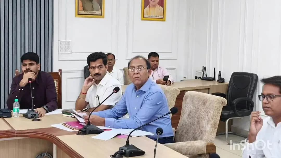 गाज़ियाबाद: सीडीओ कुमार सौरभ ने पीएम सूर्यघर योजना की समीक्षा की, संबंधित अधिकारी भी रहे मौजूद