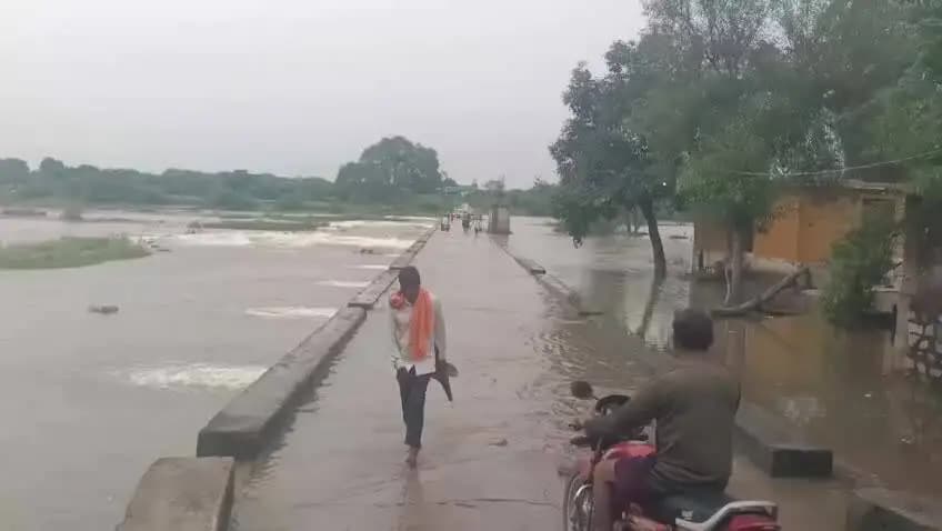 भांडेर: भांडेर में पहूज नदी का रपटा पुल पानी में डूबा, भांडेर-मोंठ मार्ग बंद, हसापुर के डेम हुआ ओवरफ्लो