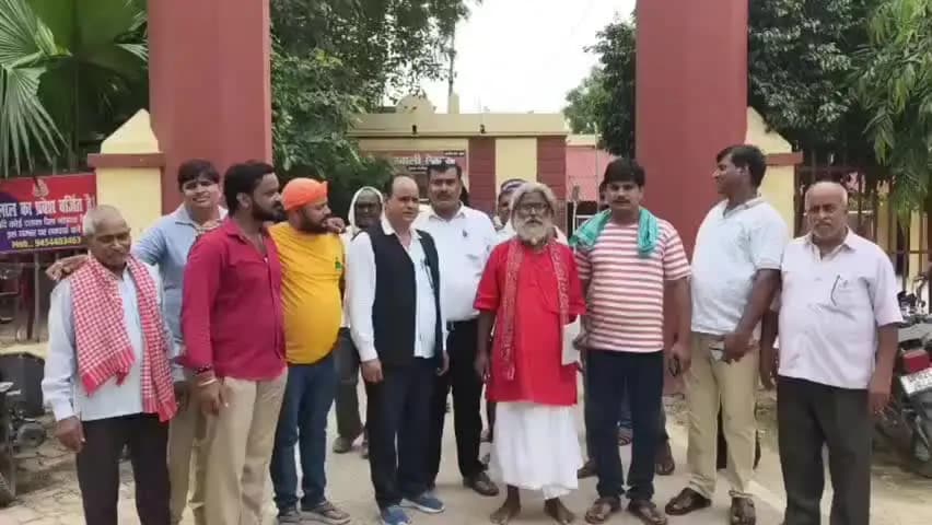 सैदपुर: सैदपुर नगर स्थित हनुमान मंदिर के निकट से मांस-मछली की अवैध दुकानों को स्थायी तौर पर हटाने के लिए एसडीएम से मिले लोग