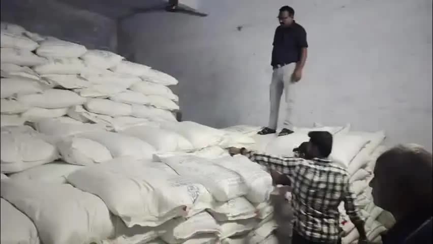 मुज़फ्फरनगर: मुजफ्फरनगर में चीनी व्यापारियों पर प्रशासन का शिकंजा, बढ़ते दामों के बीच नवीन मंडी में छापेमारी से मचा हड़कंप