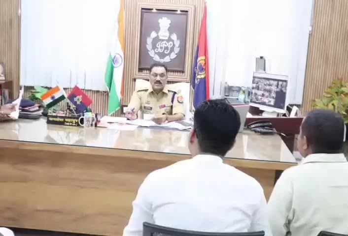 मऊ: एसपी मऊ के निर्देश पर जनपद के सभी थानों में यातायात नियमों का उल्लंघन करने वालों के खिलाफ चेकिंग की गई